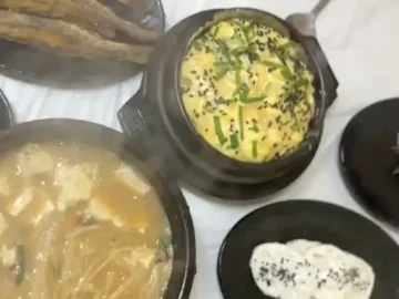 뜨거운 김이 올라오는 된장찌개와 푸짐한 나물 반찬이 담긴 산나물밥상의 한 상 차림