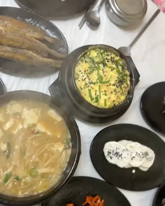 뜨거운 김이 올라오는 된장찌개와 푸짐한 나물 반찬이 담긴 산나물밥상의 한 상 차림
