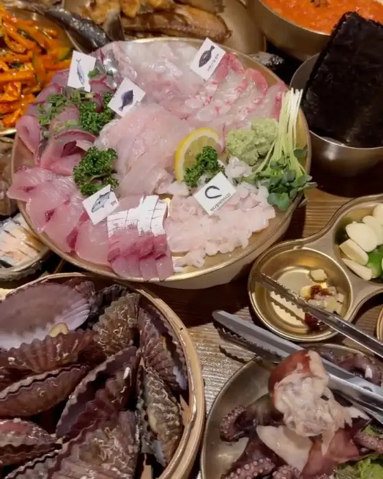 다양한 회와 해산물이 담긴 접시