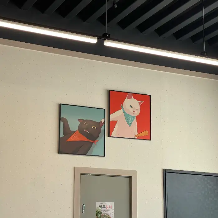 감자와메밀 매장 벽면에 걸린 귀여운 고양이 그림