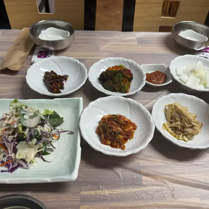 정갈하게 차려진 기본 반찬들