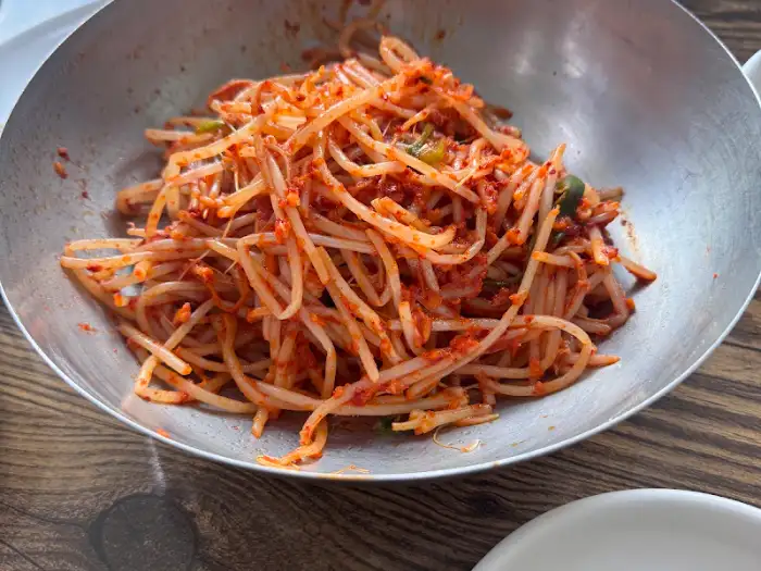 대복식당에서 제공되는 비빔밥용 콩나물 무침