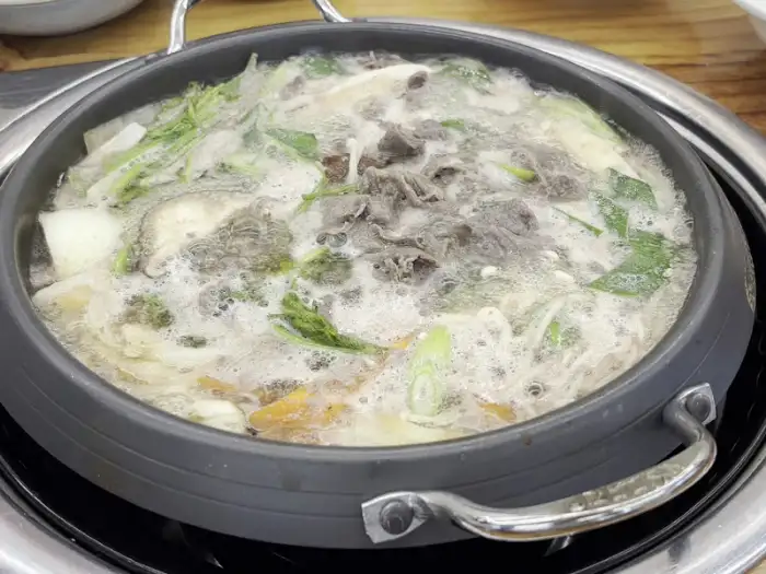 대흥갈비에서 제공되는 보글보글 끓고 있는 국물 요리, 고기와 채소가 푸짐하게 담겨 있음