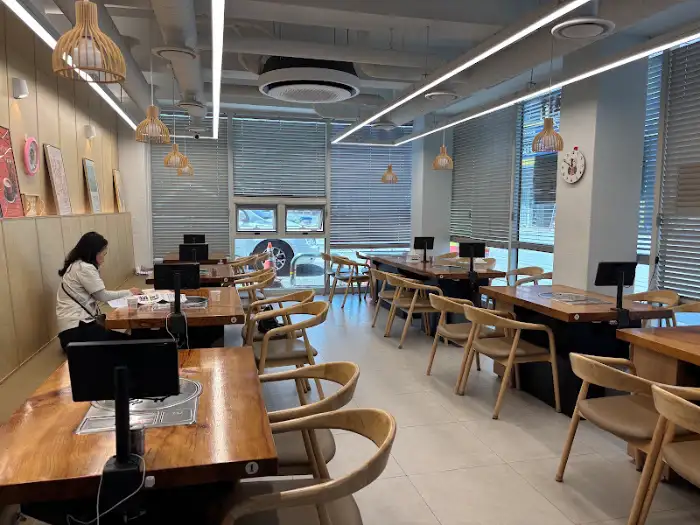 대흥갈비 내부 모습, 원목 테이블과 밝은 조명으로 편안한 분위기 연출
