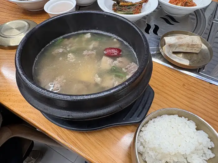 대흥갈비에서 제공되는 따뜻한 국물 요리와 밥, 한국인의 든든한 한 끼