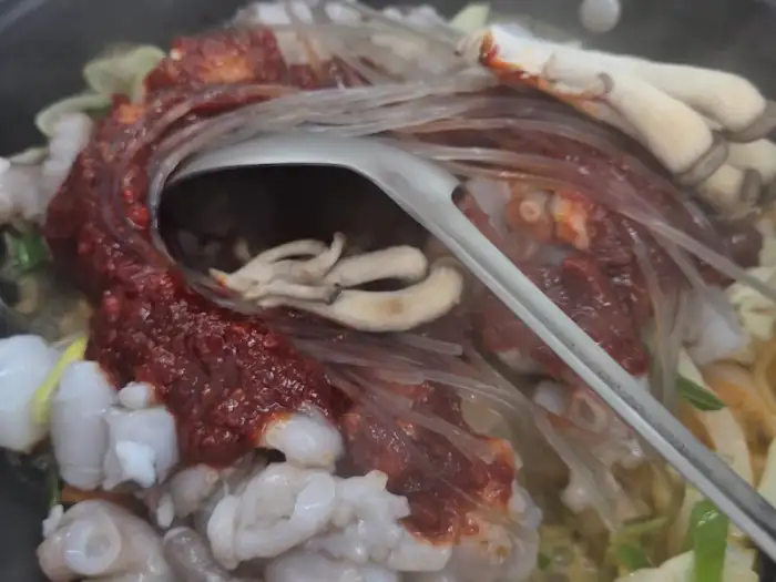 푸짐하게 담긴 낙지와 각종 재료가 보이는 낙지짜글이 근접샷
