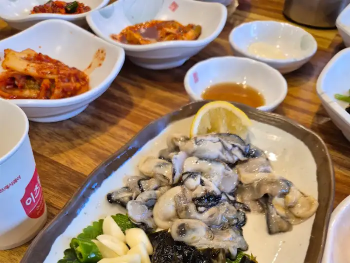 대풍관 신선한 굴 요리와 곁들임 반찬