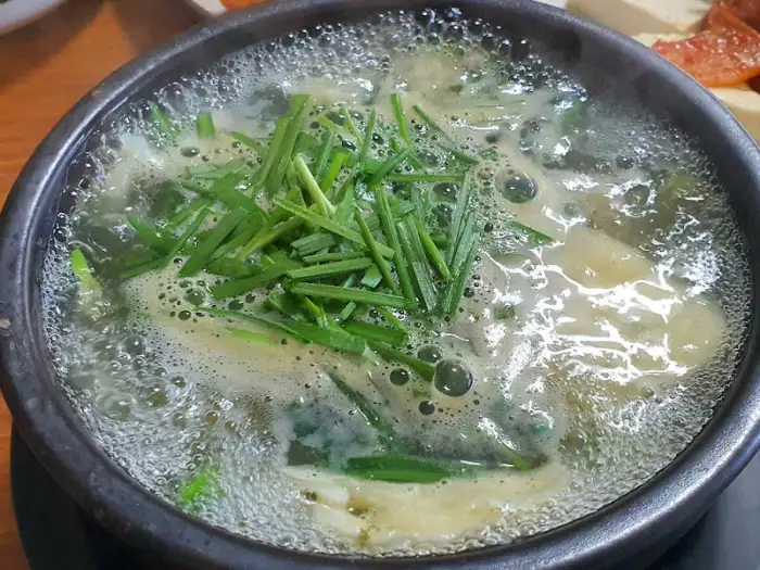 보글보글 끓고 있는 대원기사식당의 다슬기탕