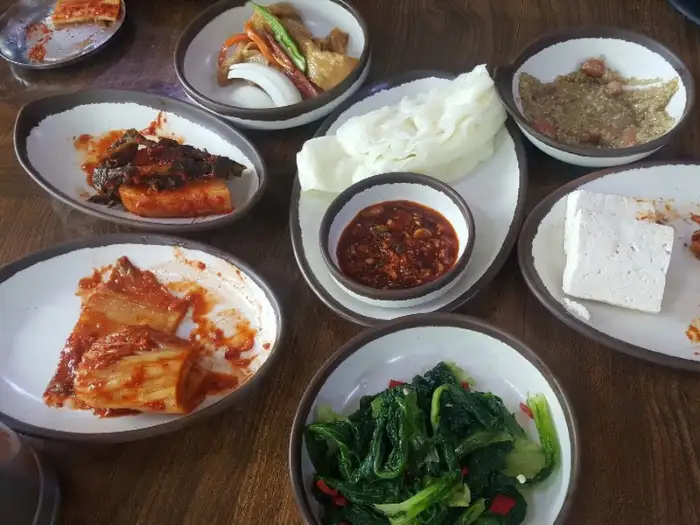 다양한 밑반찬과 밥이 함께 차려진 상차림