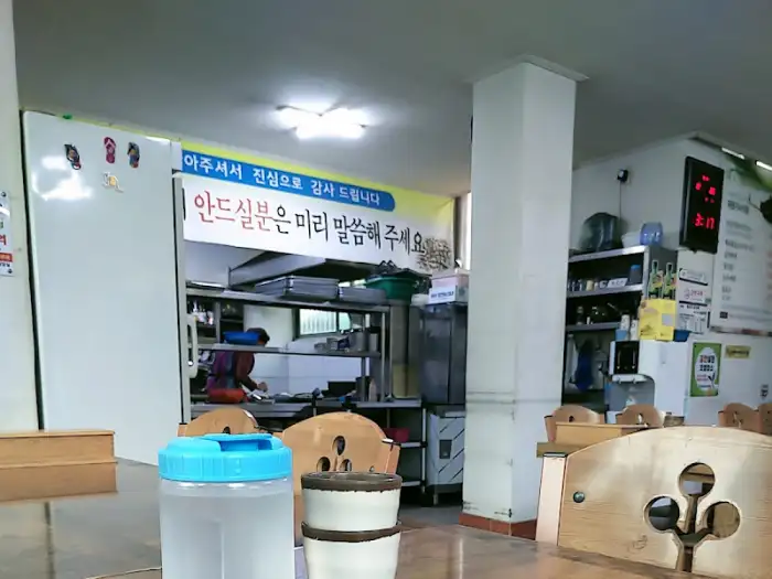 대원기사식당 내부 모습, 테이블과 주방이 보인다