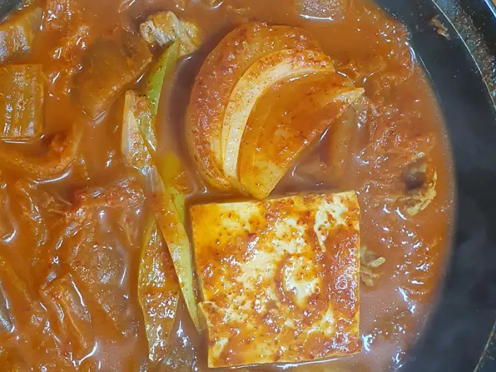 먹음직스러운 두부와 김치가 듬뿍 들어간 대원기사식당 김치찌개