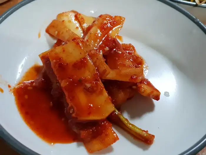 상당식당 매콤달콤하게 무쳐낸 도라지 반찬