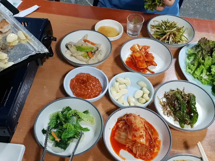 상당식당 불판 위에서 구워지는 신선한 삼겹살과 마늘