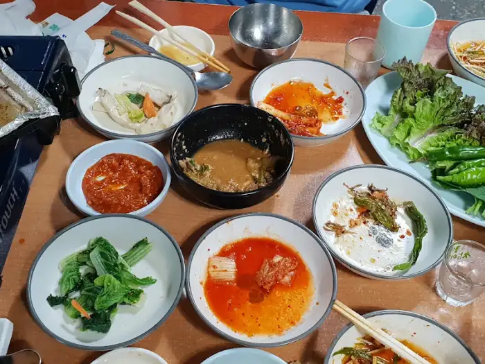 상당식당 푸짐한 삼겹살과 다양한 밑반찬 한상차림