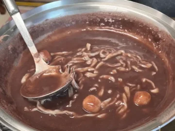 음성 예닮맛집, 정성이 느껴지는 푸짐한 한상차림 따뜻한 팥죽 위에 쫄깃한 면과 팥알갱이가 든 모습
