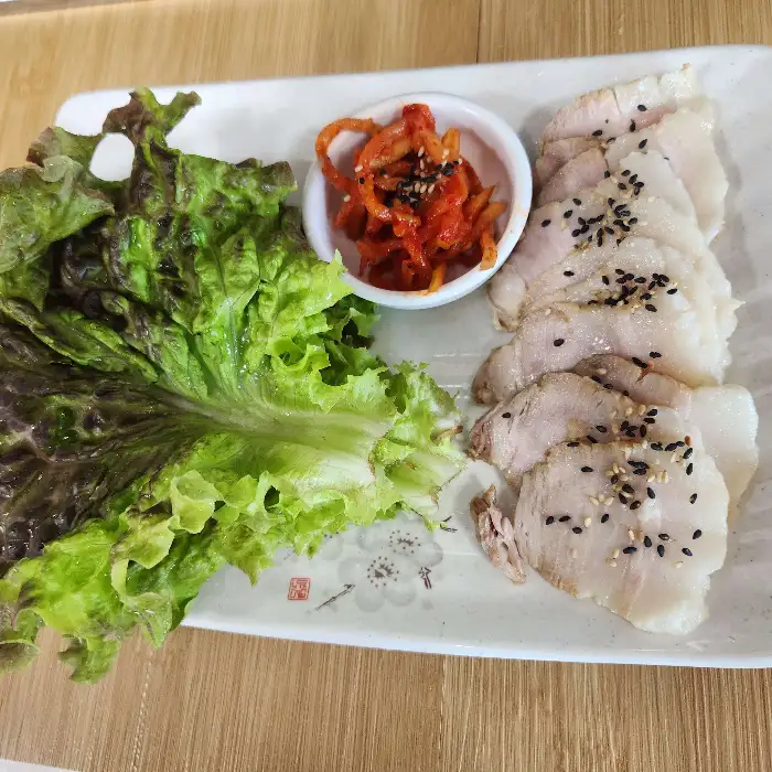 바담추어탕의 먹음직스러운 보쌈과 곁들임