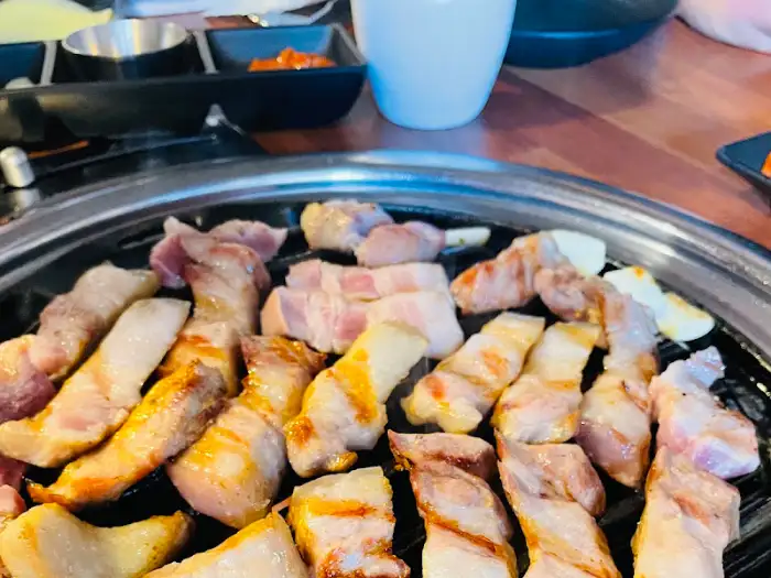 불판 위에서 맛있게 익어가는 삼겹살