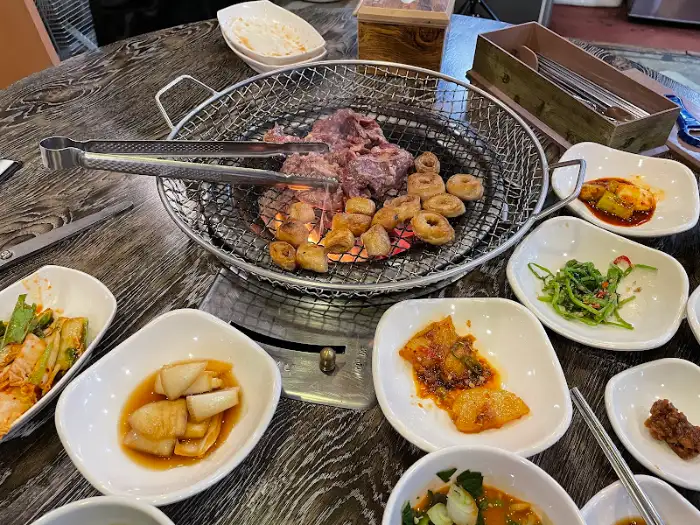 맛있게 구워지고 있는 막창과 곁들여 먹기 좋은 밑반찬들