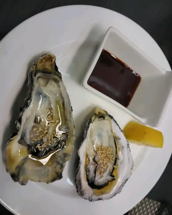 신선한 굴 요리와 곁들임 소스