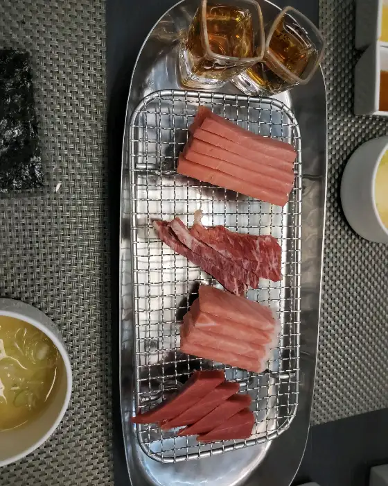 다이닝참치JS 광교상현역점의 다양한 참치 부위와 곁들임
