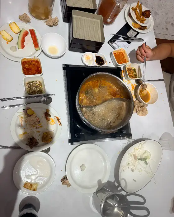 다양한 메뉴와 함께 식사가 진행된 테이블 모습