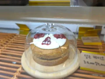 괴산 자연드림 베이커리 카페, 빵과 커피 모두 만족스러운 힐링 맛집 진열대에 놓인 앙증맞은 컵케이크와 초코롤 빵
