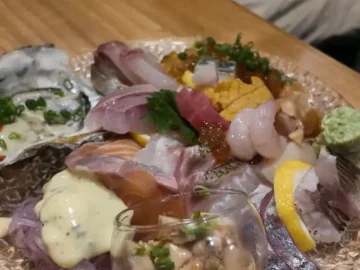 Izakaya NETA의 푸짐한 모듬숙성회 한상차림