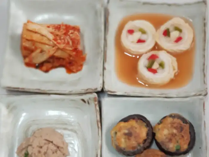 돌담사이로의 정갈한 밑반찬들