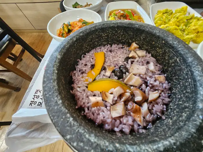 돌솥밥에 버섯과 단호박이 올려진 모습