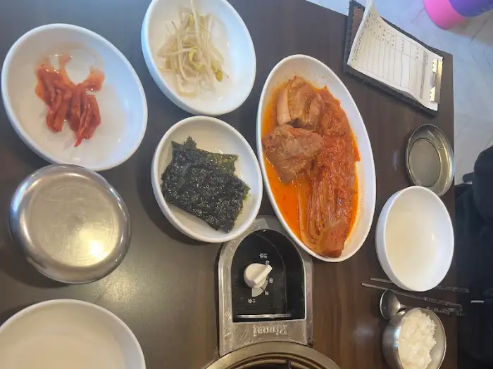 동인동한옥집김치찜 상차림, 김치찜과 다양한 밑반찬이 정갈하게 차려져 있습니다.