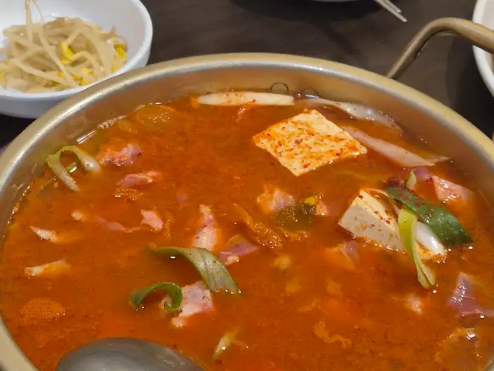 동인동한옥집김치찜의 김치찌개 한 그릇, 두부와 파가 듬뿍 들어있어요.