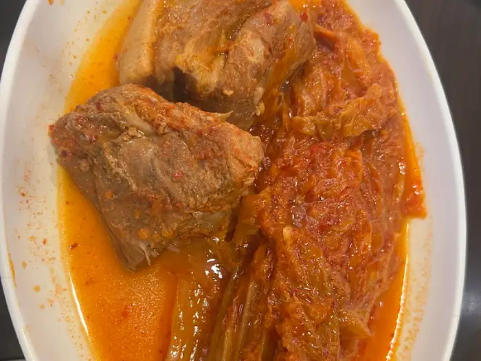 동인동한옥집김치찜의 김치찜, 큼직한 고기 덩어리가 인상적입니다.