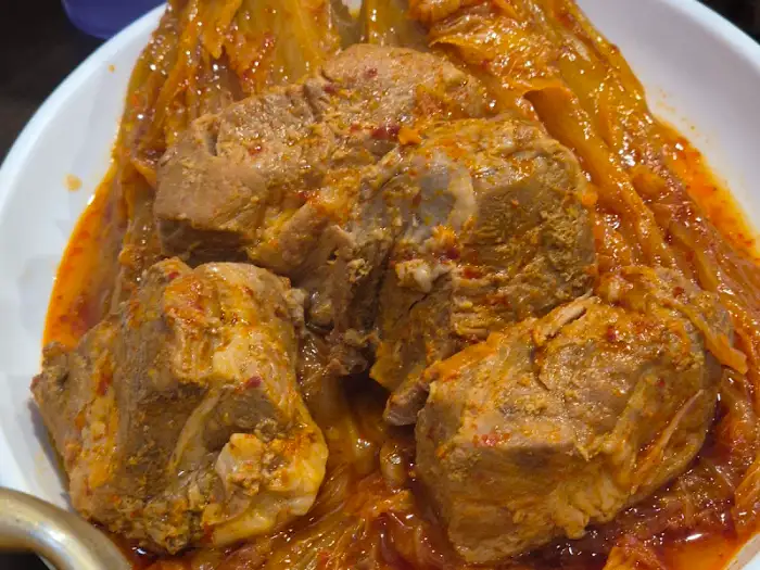동인동한옥집김치찜의 푸짐한 김치찜, 부드러운 고기와 잘 익은 김치가 조화롭게 담겨 있습니다.