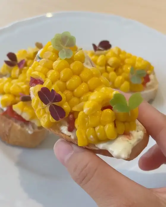 맛있게 플레이팅된 동삼정의 옥수수 브루스케타