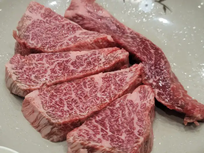 신선하고 마블링 좋은 한우 꽃등심