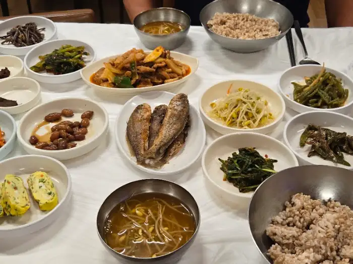 도곡보리밥 & 보리카페, 화순: 풍성한 반찬과 함께 제공되는 먹음직스러운 보리밥 한 상