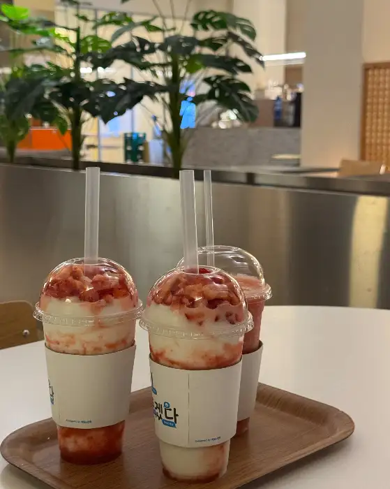 카페호영의 상큼한 딸기 스무디