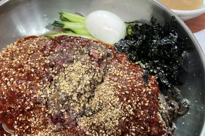 '소 잡는날'의 먹음직스러운 육회비빔밥