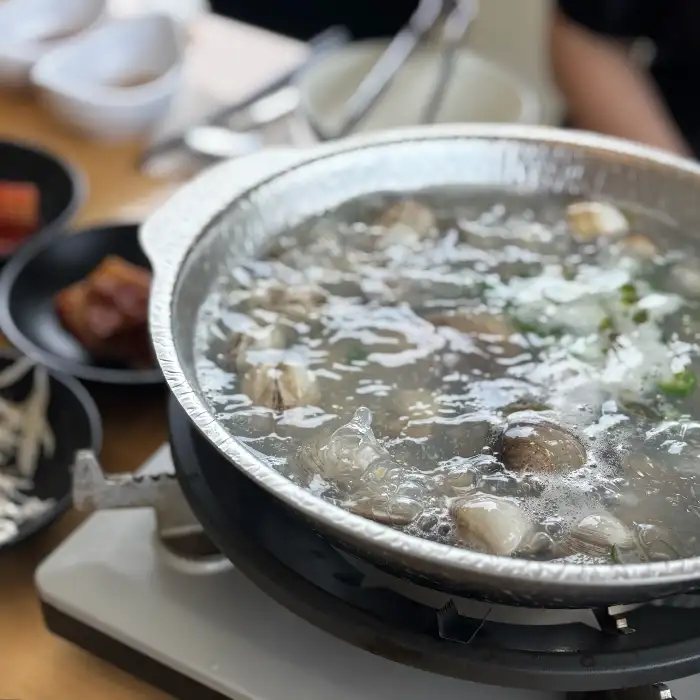 도브레만돌 식사 중인 냄비 근경