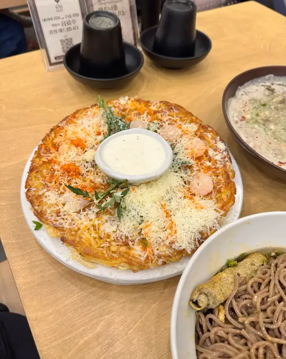 정희 IFC몰점의 감자전 위에 치즈와 새우가 듬뿍 올라간 모습