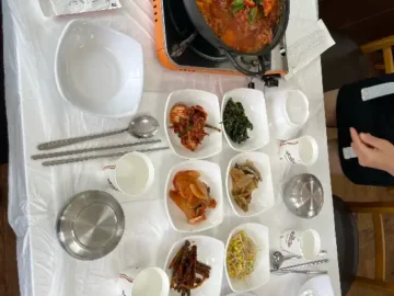 방장산호랑이의 닭볶음탕과 여러 가지 반찬이 정갈하게 차려진 모습