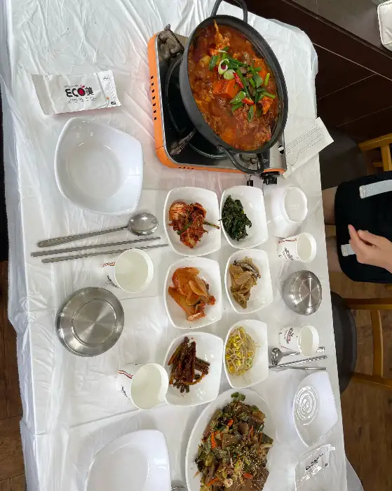 방장산호랑이의 닭볶음탕과 여러 가지 반찬이 정갈하게 차려진 모습