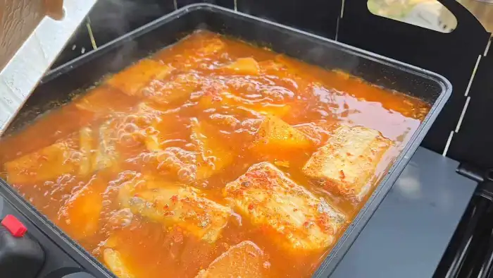 갈치 조림이 보글보글 끓고 있는 모습