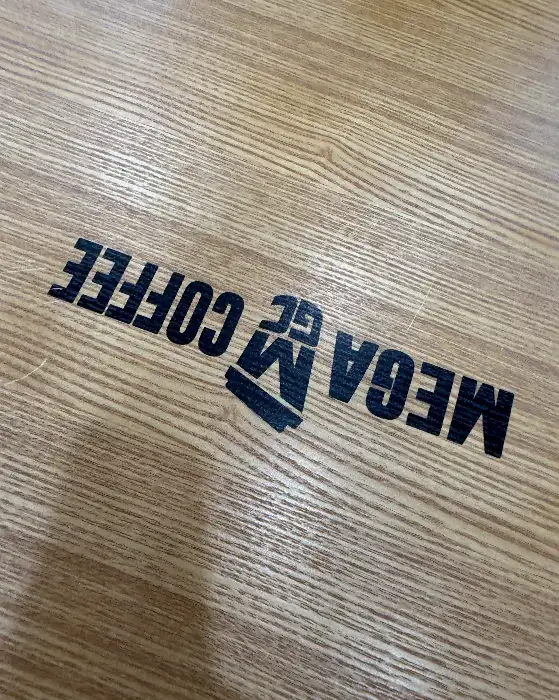 메가MGC커피 로고가 새겨진 테이블