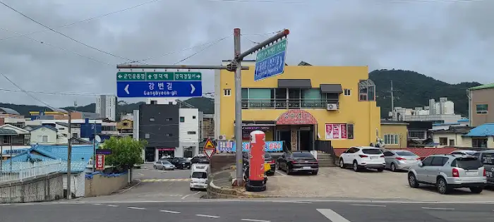 이화원 매장 외관과 주변 거리 풍경