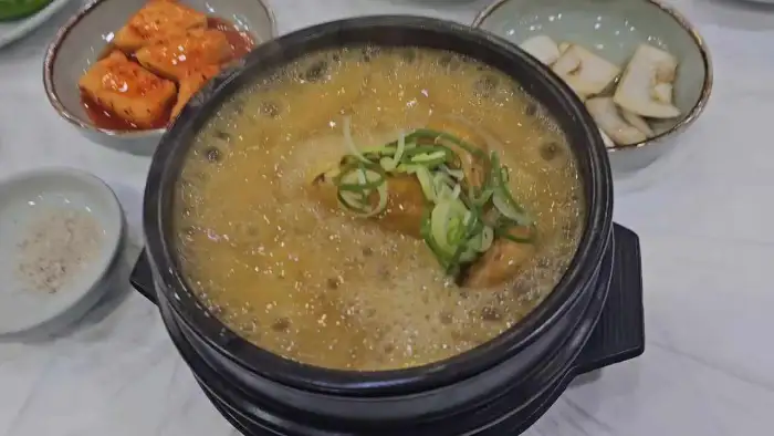 상황삼계탕의 뽀얀 국물과 닭고기 모습
