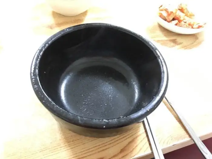 해장국집 빈 뚝배기
