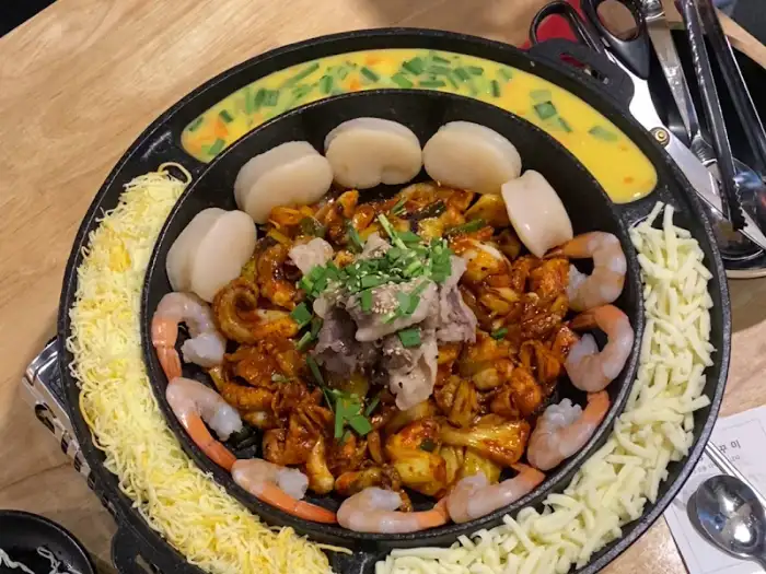 쭈꾸미, 새우, 관자, 차돌, 삼겹살이 어우러진 푸짐한 한상