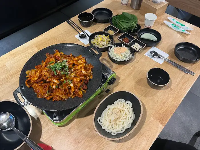 테이블 위에 차려진 은평쭈꾸미 한상차림