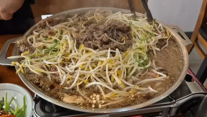 김이 모락모락 나는 불고기 전골이 끓고 있는 모습